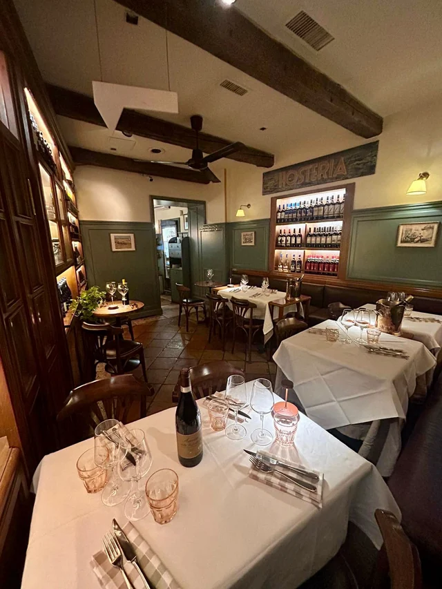 Sala di Vinando apparecchiata per la cena
