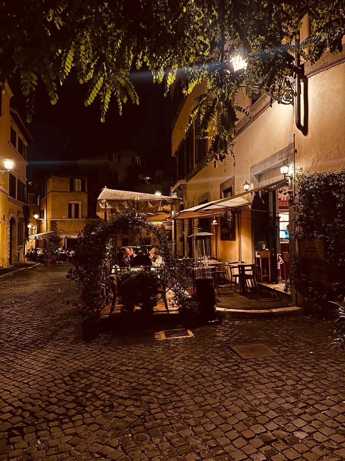 Il dehors illuminato di Vinando in Piazza Margana di sera