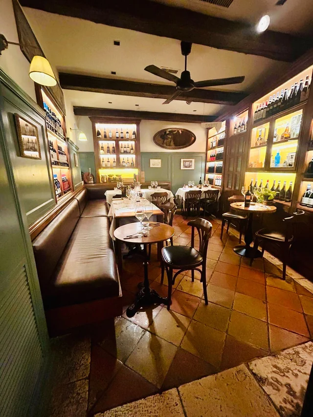 Sala di Vinando con tavoli apparecchiati