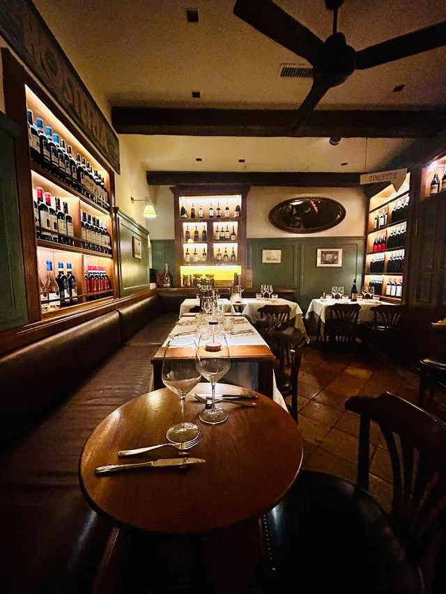 Cantina e tavoli nella sala di Vinando