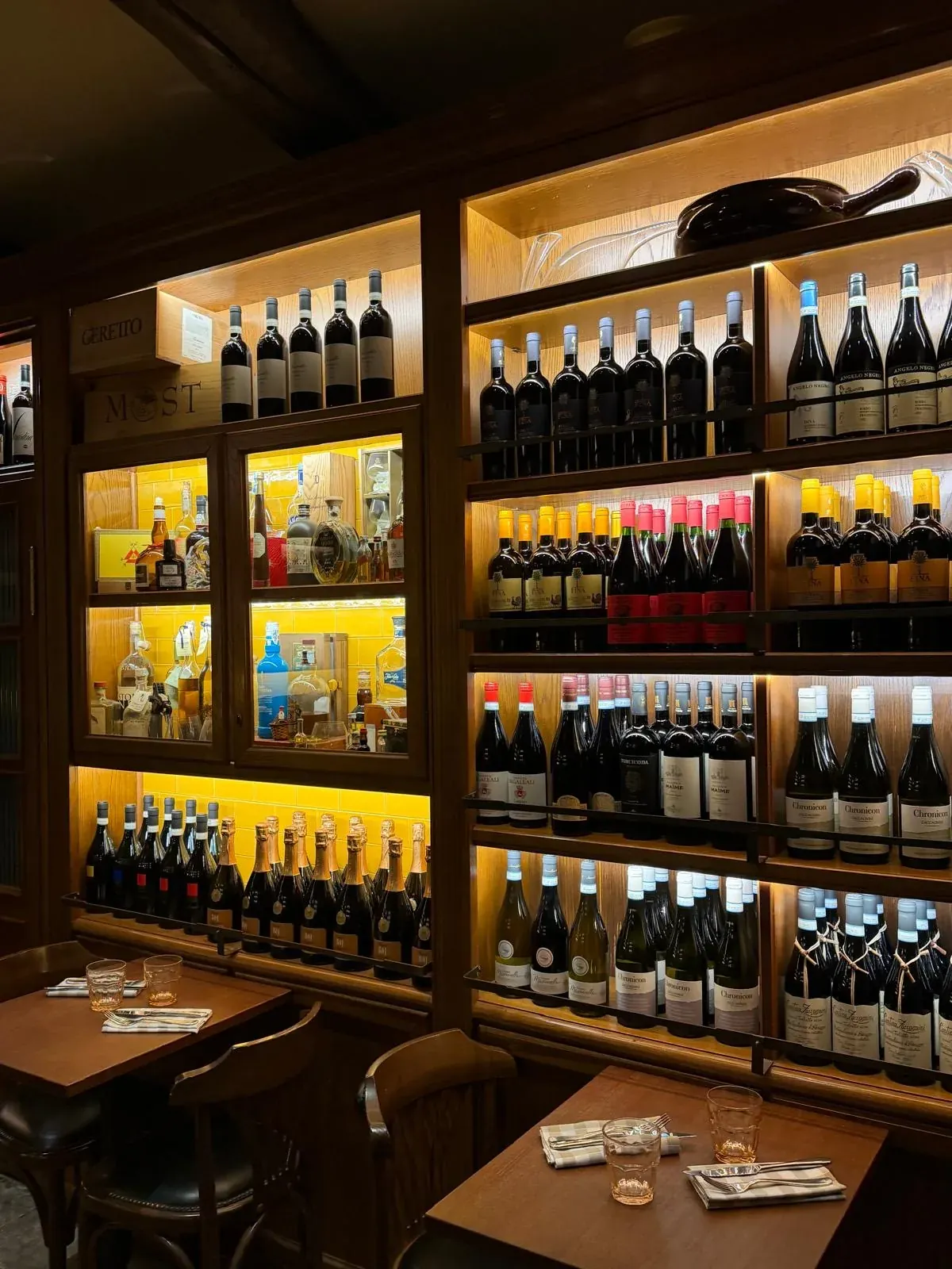 Parete vini di Vinando